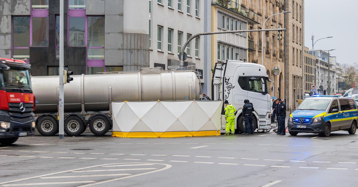 Radfahrerin Stirbt Nach Unfall Mit Lkw